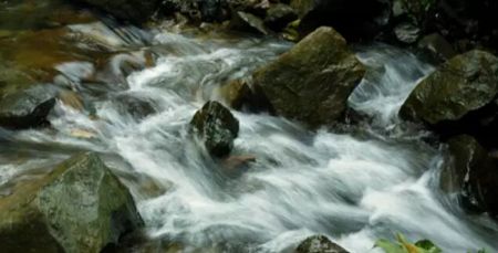 山间流水