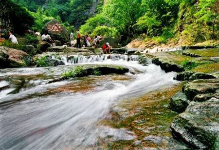 山间溪水